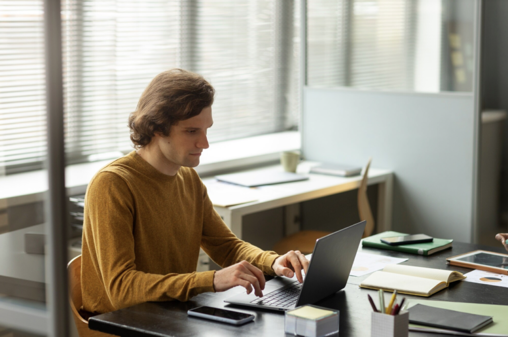 Un rédacteur web SEO moderne utilisant des outils d'intelligence artificielle pour optimiser sa productivité tout en gardant le contrôle stratégique