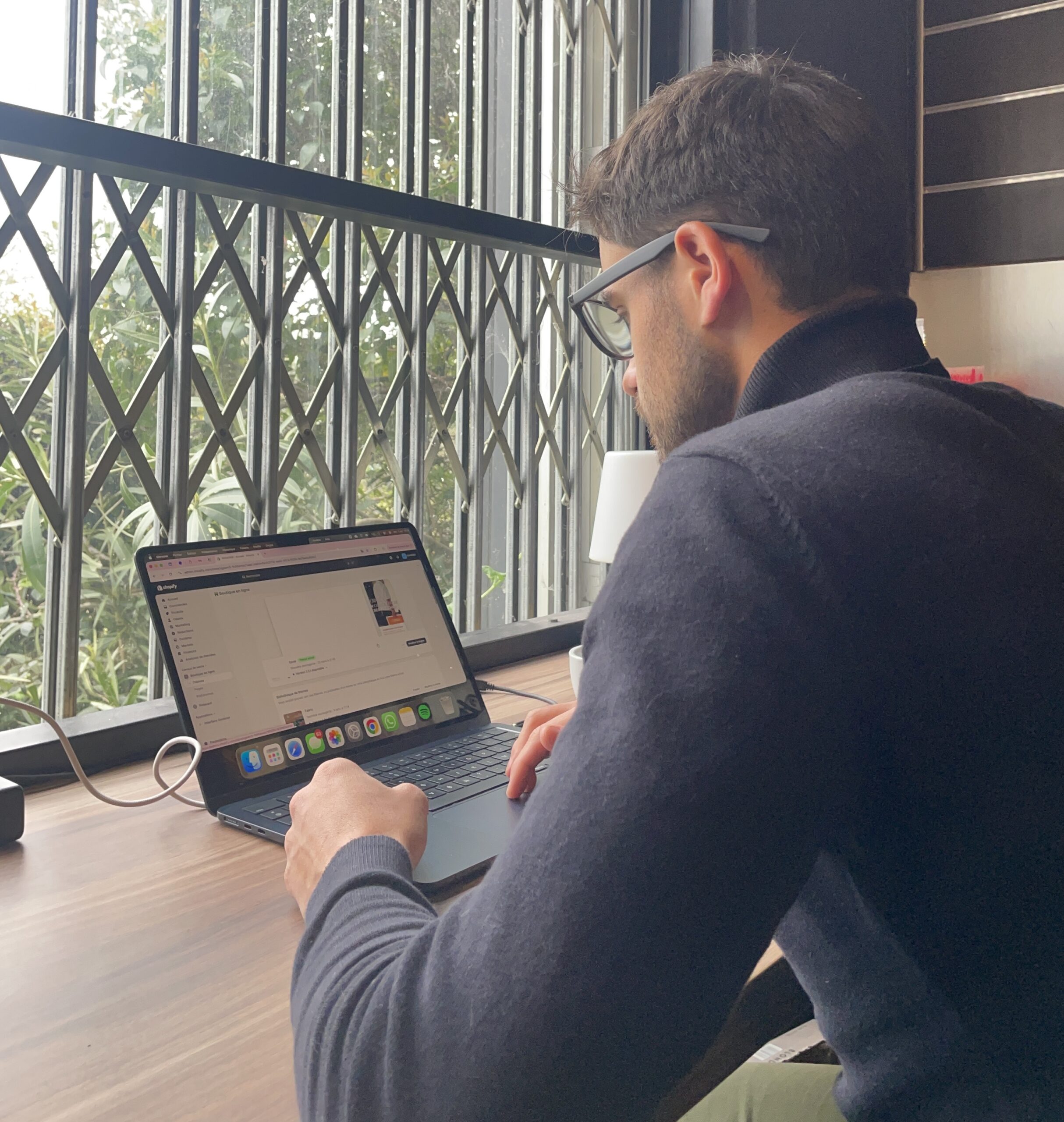 Visuel sur Gabin Rafaillac, fondateur de SEOrizon, en train de travailler sur un stratégie SEO.