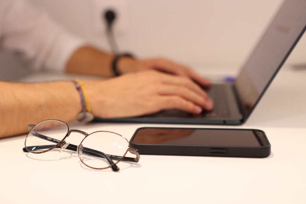 Visuel montrant Gabin Rafaillac tapant sur son clavier, on voir aussi ses lunettes.