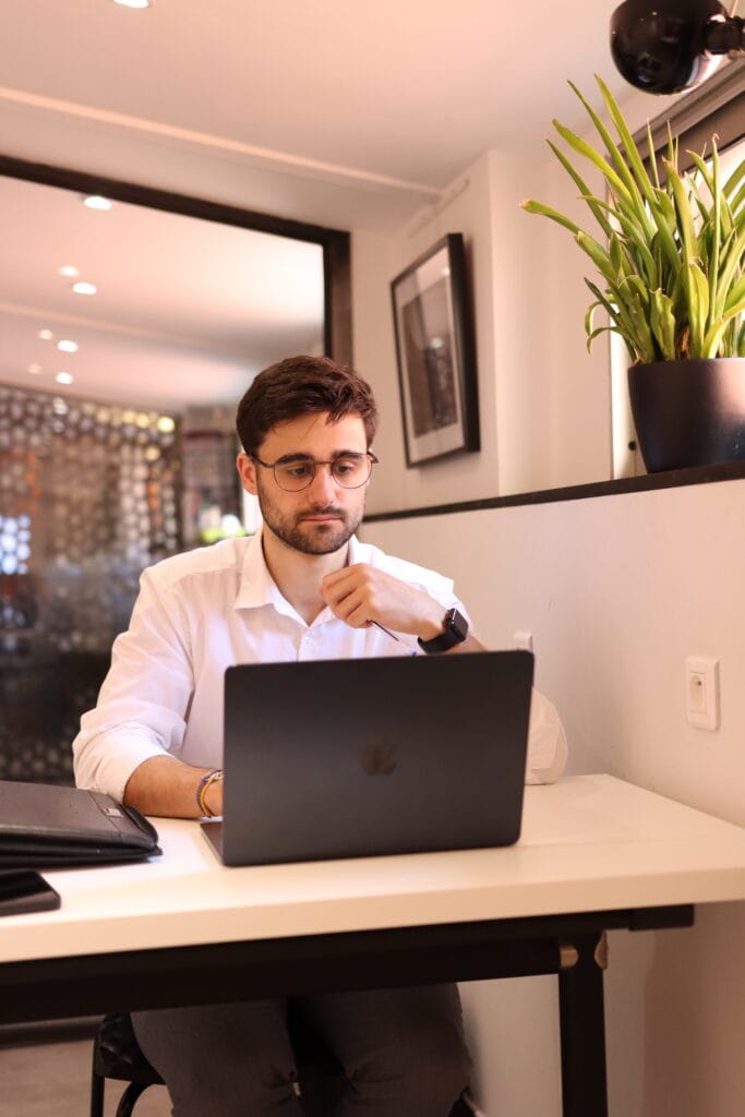 Visuel sur Gabin Rafaillac, assis à son bureau, en train de travailler sur un projet SEO.