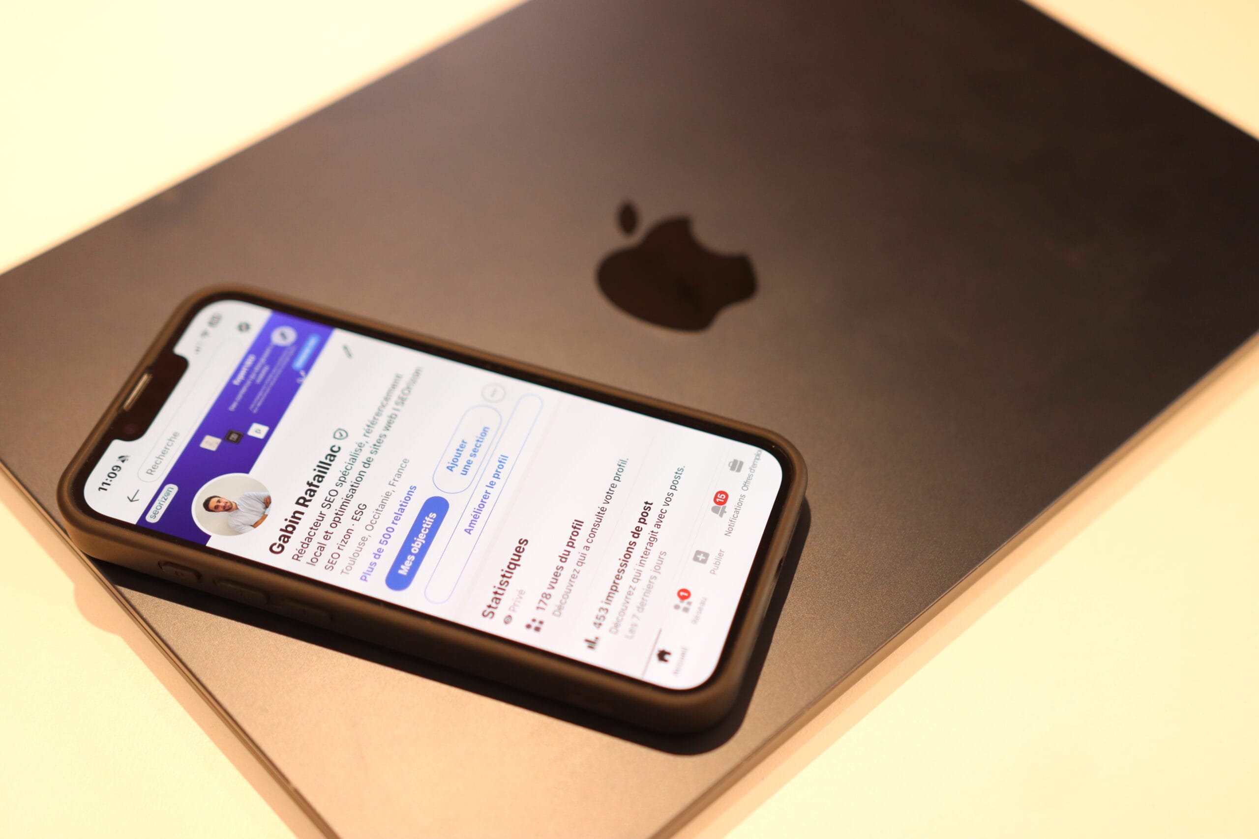 Visuel sur un smartphone montrant le profil LinkedIn de Gabin Rafaillac, posé sur un ordinateur portable.