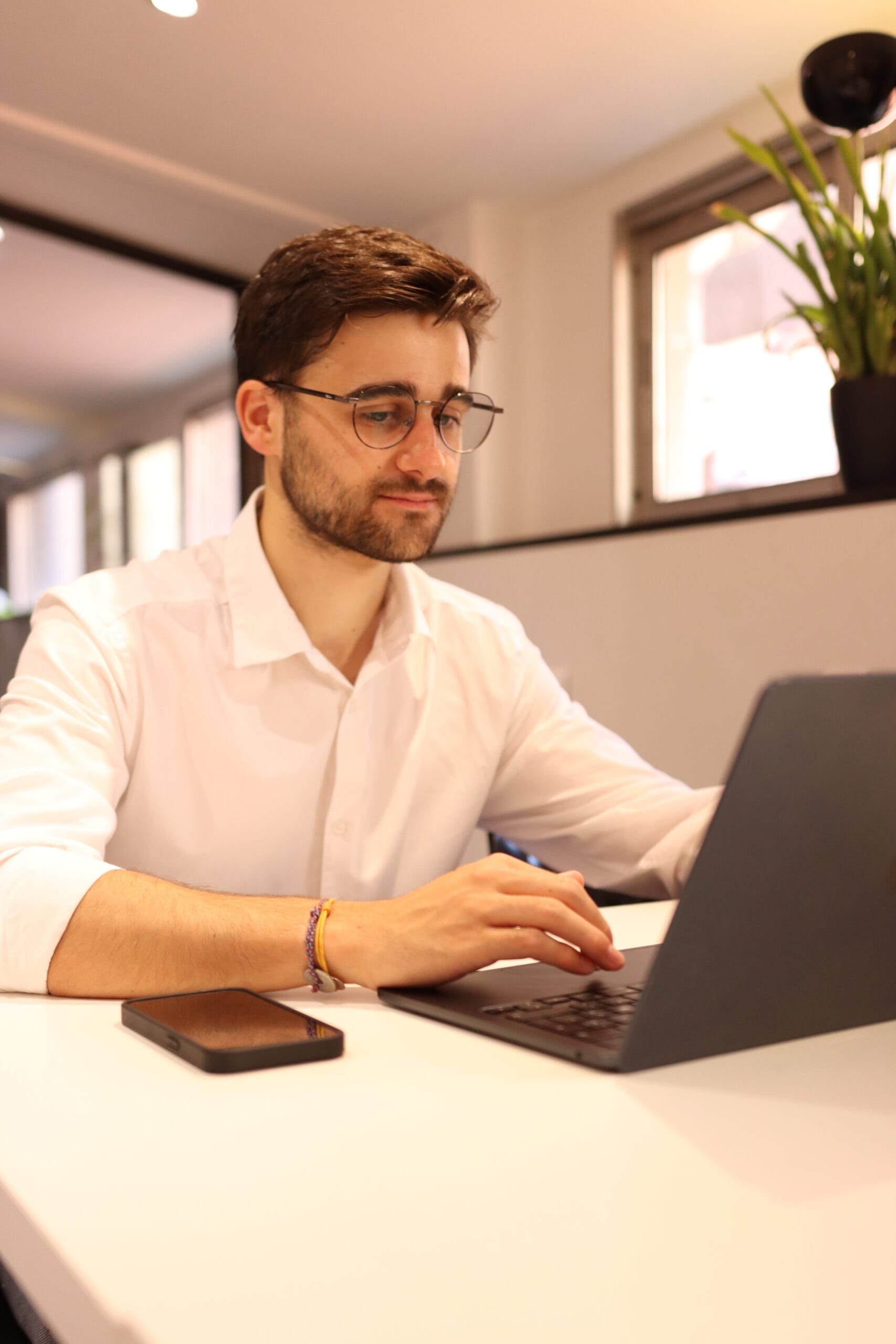 Portrait de Gabin Rafaillac, fondateur de l'agence SEOrizon, en train de travailler