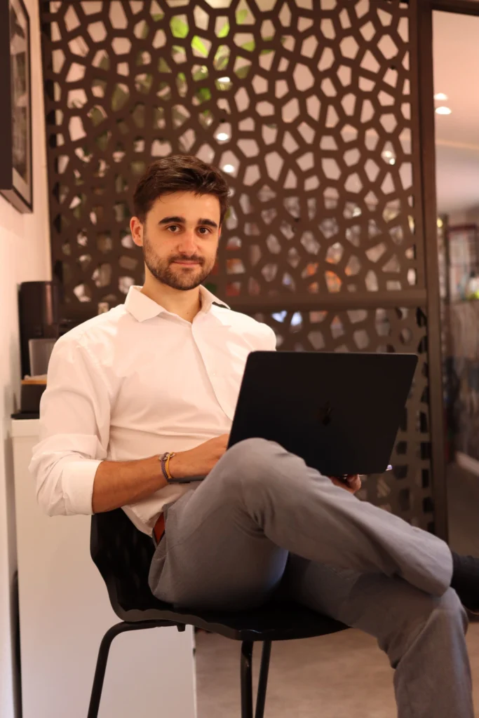 Photo portrait de Gabin Rafaillac, consultant SEO.