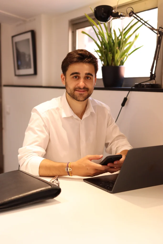 Image montrant Gabin Rafaillac, fondateur de SEOrizon et expert en référencement, souriant tenant son téléphone dans ses mains.